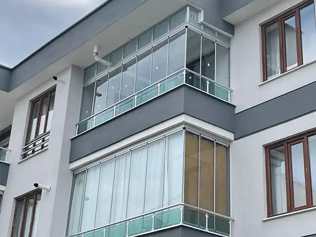 bozkırda yapmış olduğumuz plise perde ve balkon hizmetinin dış cepheden görseli