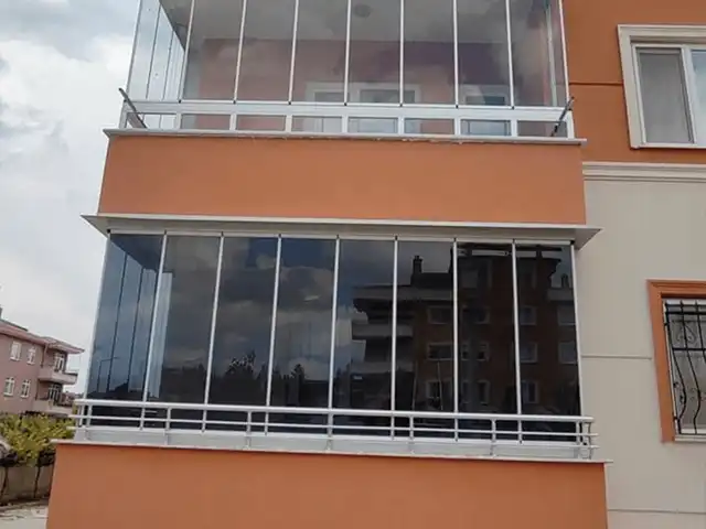 çeltik de vermiş olduğumuz cam balkon hizmetinin dış cepheden görseli