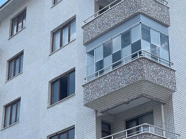 çumra da vermiş olduğumuz balkon hizmetinin dış cepheden görseli
