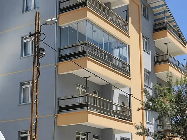 derebucak ta vermiş olduğumuz cam balkon hizmetinin dış cepheden görseli