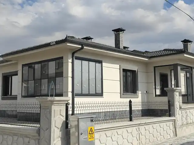 sarayönünde vermiş olduğumuz plise perde hizmetinin dış cepheden görseli