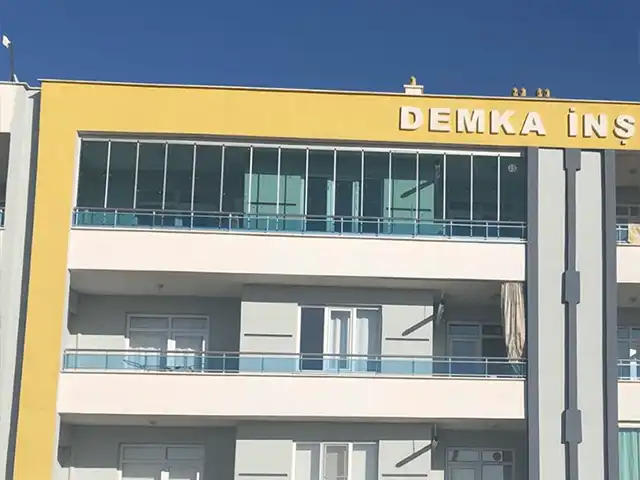 seydişehir de vermiş olduğumuz cam balkon ve plise perde hizmetinin dış cepheden görseli