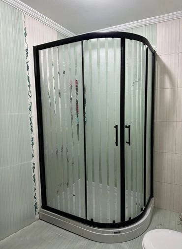 siyah kollu ve geçişli cam duşa kabin