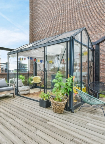 Dış açıdan çekilmiş duvar kenarında ev gibi gözüken kış bahçesi resimi