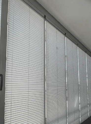 beyaz iç açıdan kapalı plise perde görseli