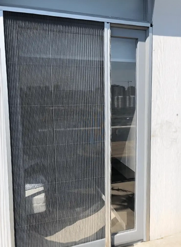 dış açıdan çekilmiş kapıya uygulanmış plise sineklik görseli